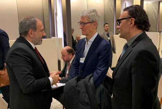 رئيس وزراء أرمينيا نيكول باشينيان يلتقي الرئيس التنفيذي لشركة أبل تيم كوك في دافوس على هامش 
المنتدى الاقتصادي العالمي