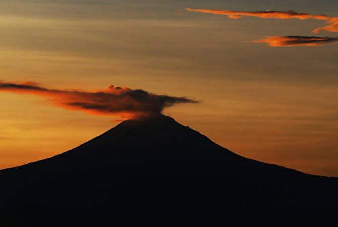 Вулкан Попокатепетль в Мексике выбросил столб пепла