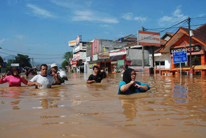 СМИ: в Индонезии шесть человек погибли из-за наводнения и оползня