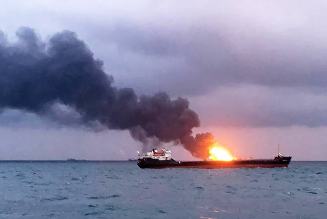 Пожар на танкерах в Черном море не могут потушить из-за горящего газа