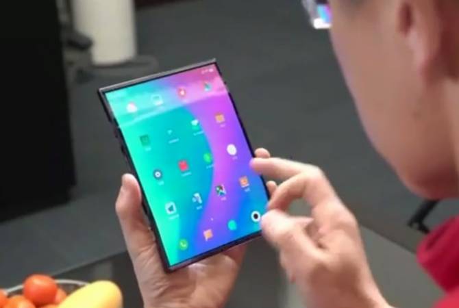 Xiaomi показала свой первый складной смартфон