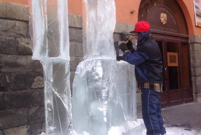 Հայկ Թոքմաջյանը սառցե քանդակ է կերտում Շառլ Ազնավուրի հրապարակում