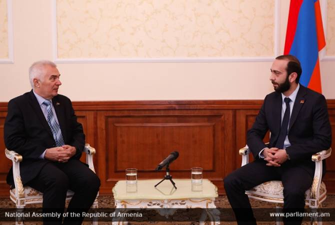 رئيس البرلمان آرارات ميرزويان يجتمع بسفير الاتحاد الأوروبي بأرمينيا بيوتر سواليتسكي ويسلط الضوء 
على إطلاق حوار حول تحرير التأشيرات