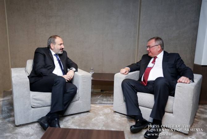 Armenian PM holds multiple meetings with business executives in Davos 
