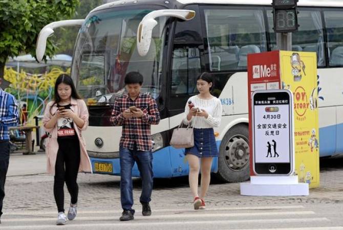  В Китае начали штрафовать людей, уткнувшихся в телефон при переходе дороги 