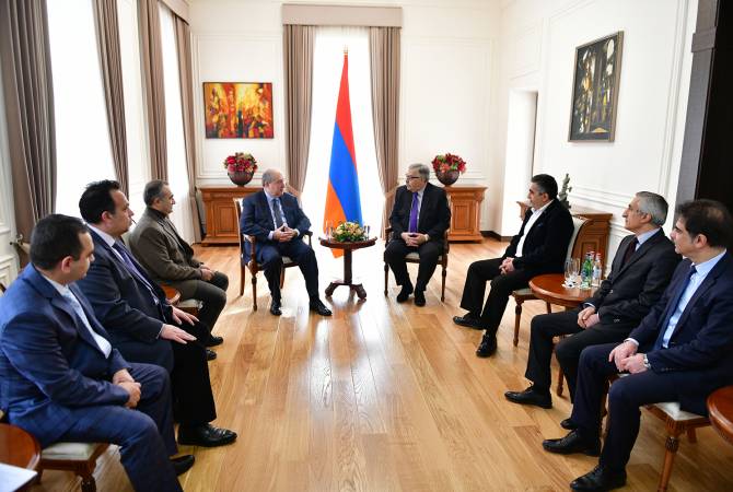 Le Président Armen Sarkissian a rencontré les nouveaux membres du bureau de la Fédération 
révolutionnaire arménienne