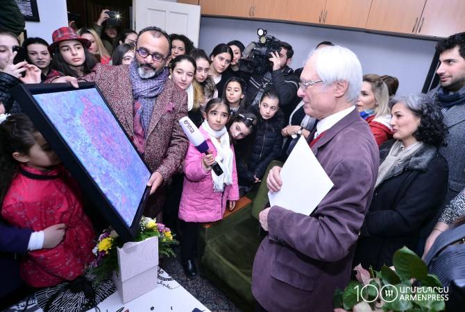 Le ministère de la Culture a félicité le compositeur Tigran Mansourian à l’occasion de son 80e 
anniversaire chez lui