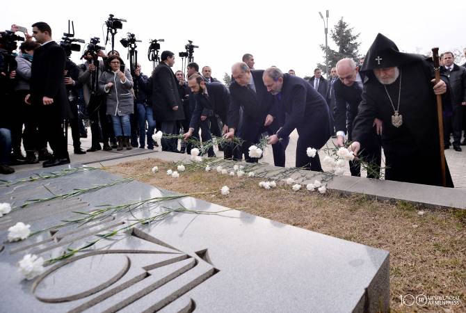 Top officials of Armenia and Artsakh pay tribute to memory of fallen soldiers in Yerablur 
Pantheon
