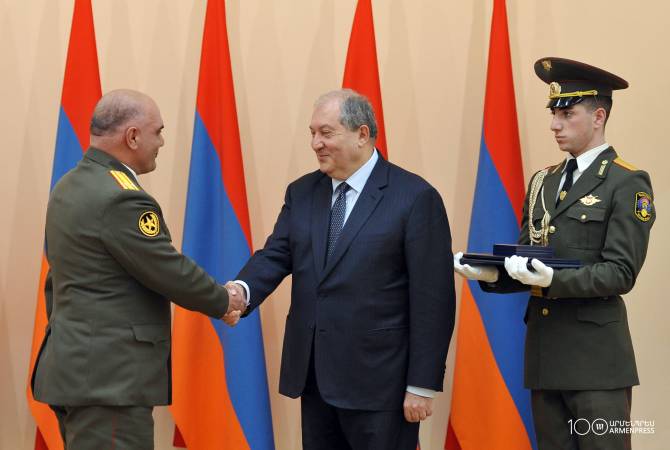 رئيس الجمهورية أرمين سركيسيان يمنح ثلاثين من الجنود والمتطوعين جوائز دولة بمناسبة عيد الجيش 
الأرميني