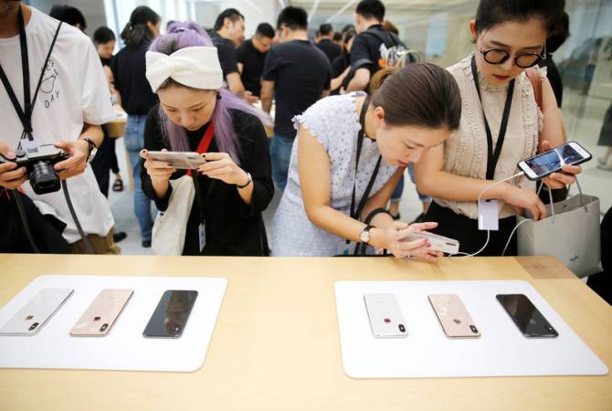 Apple lowers iPhone prices outside U.S. to offset strong dollar