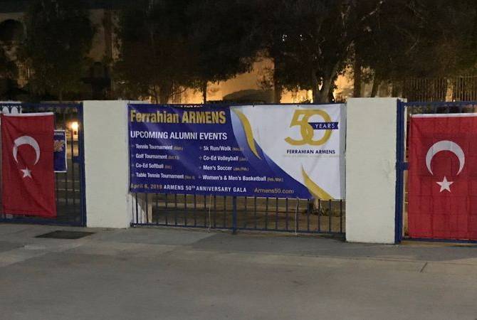 Des drapeaux turcs collés aux portails des écoles arméniennes à Los Angeles 
