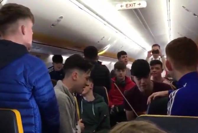 Ирландские студенты устроили шоу на борту самолета