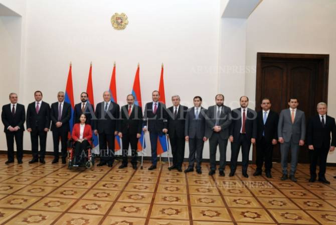 الحكومة الأرمينية الجديدة تدلي اليمين الدستوري بالقصر الرئاسي-مكان إقامة رئيس الجمهورية أرمين 
سركيسيان- 