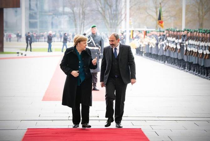 Bari galust — Ангела Меркель  приветствовала Никола Пашиняна в Берлине по-армянски
