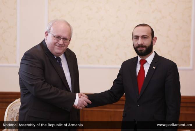 Спикер парламента Армении и посол Польши обсудили вопросы развития армяно-
польского сотрудничества  

