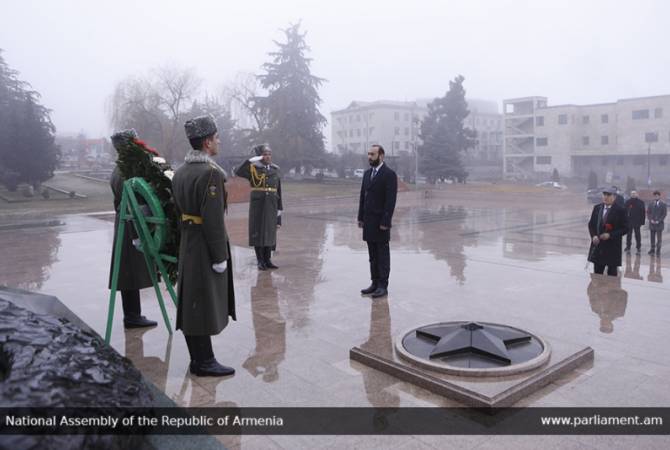 رئيس برلمان أرمينيا آرارات ميرزويان يزور آرتساخ ويكرّم ذكرى الشهداء أمام نصب ستيباناكيرت
