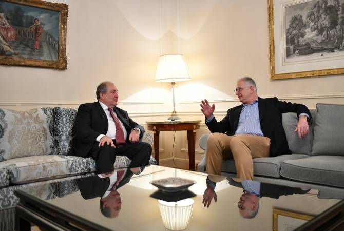 Le Président Armen Sarkissian et le directeur général adjoint et chef de Nestlé Waters discutent 
d’une éventuelle coopération 
