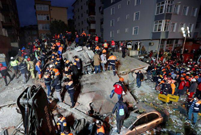 Число погибших при обрушении дома в Стамбуле достигло 21