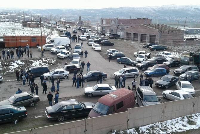 Քաղաքապետի թեկնածուներից մեկի կողմնակիցները փակել են Վարդենիս-Երևան 
մայրուղին. ոստիկանները բացատրական աշխատանքներ են տանում