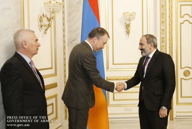 رئيس الوزراء نيكول باشينيان يستقبل الممثل الخاص للاتحاد الأوروبي لجنوب القوقاز تويفو كلار وبحث 
التعاون بين أرمينيا والاتحاد الأوروبي