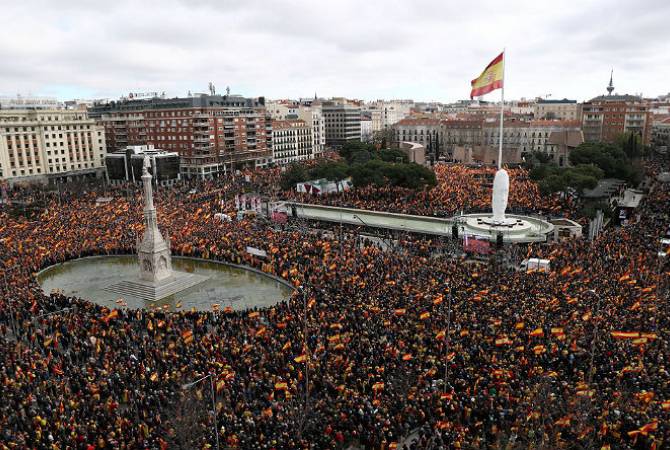 Десятки тысяч человек вышли в Мадриде на митинг против диалога с властями Каталонии

