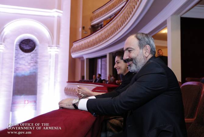 رئيس وزراء أرمينيا نيكول باشينيان وزوجته آنا هاكوبيان يحضران حفل لأوركسترا السمفونية الوطنية 
الأرمينية بقيادة المايسترو إدوارد توبجيان