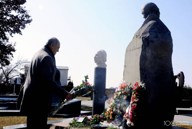 В день рождения Гранта Матевосяна писатели и его поклонники возложили цветы на 
могилу писателя