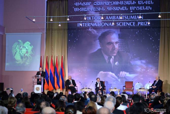 جائزة «فيكتور هامباردزوميان للعلوم» لعام 2018 الأرمينية البالغة 300 ألف $ تمنح ل3 علماء- هولندي 
وروسيين- بحضور رئيس الوزراء نيكول باشينيان-