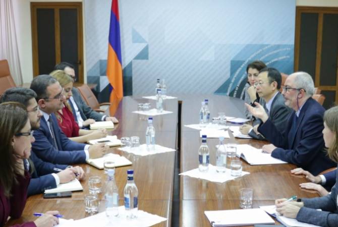 وزير التنمية والاستثمارات الأرميني تيكران خاتشاتوريان يستقبل بعثة صندوق النقد الدولي والأخير يعرب 
عن استعداده لمساعدة الحكومة الأرمينية على ضمان نمو اقتصادي شامل بموجب الخطة الجديدة