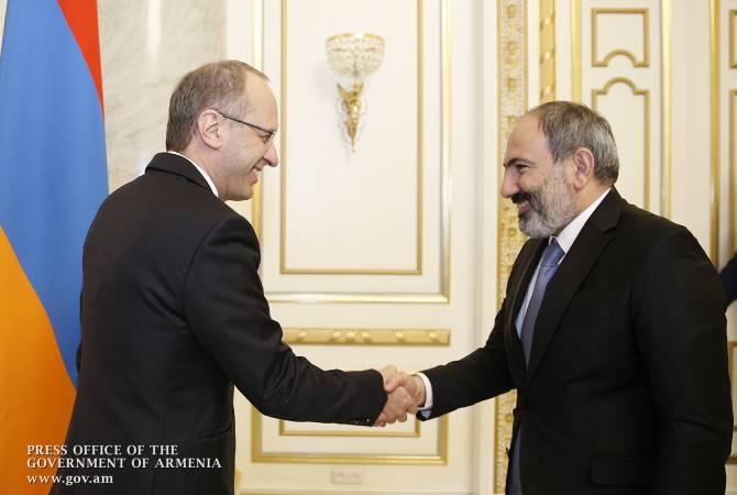 Le Premier ministre et l'Ambassadeur de Suisse en Arménie ont discuté des questions de 
développement de la coopération