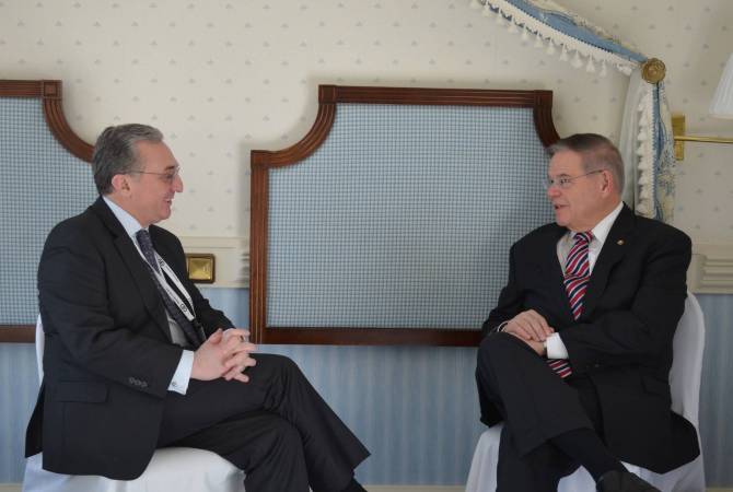 وزير خارجية أرمينيا زوهراب منساتاكانيان يلتقي عضو لجنة العلاقات الخارجية بمجلس الشيوخ الأمريكي 
روبيرت ميننديز