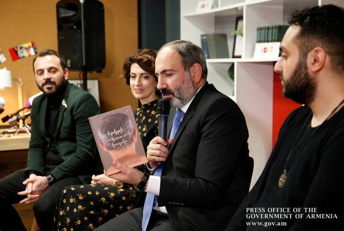 رئيس الوزراء نيكول باشينيان يعلن عن كتابة مذكراته بالسجن بتخصيص 20 دقيقة يومياً-خلال تقديم كتابه 
«الجانب الآخر للبلاد» بمركز «لوفت» الثقافي-