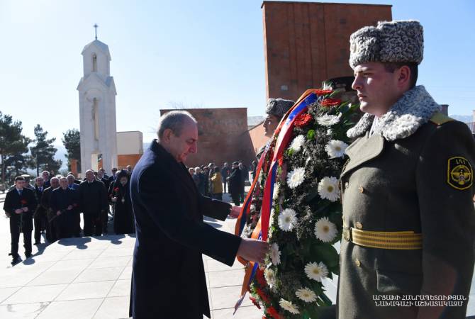 President of Artsakh lays wreath at tomb of NKR Supreme Council first chairman Artur 
Mkrtchyan