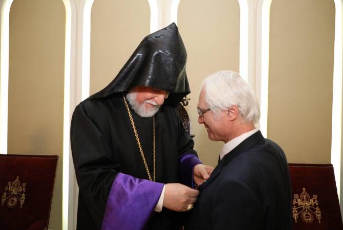 His Holiness Aram I awards renowned composer Tigran Mansurian