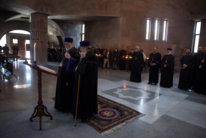 Catholicoi Garegin II and Aram I deliver joint prayer in Mother See of Holy Etchmiadzin