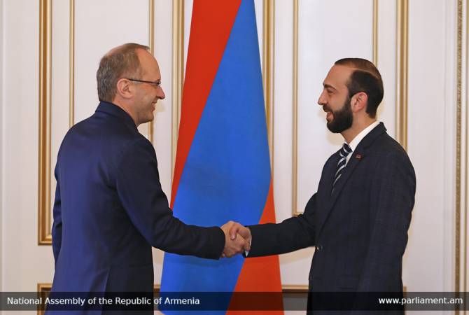 Les  perspectives du développement de la coopération arméno-suisse discutées par le Président 
de l’Assemblée nationale et l’Ambassadeur de Suisse en Arménie 
