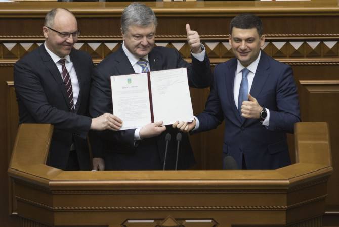 Պորոշենկոն ստորագրեց ԵՄ-ին եւ ՆԱՏՕ-ին Ուկրաինայի անդամագրվելու կուրսը Սահմանադրության մեջ ամրագրող օրենքը
