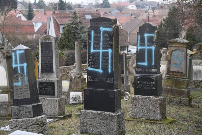 На еврейском кладбище во Франции осквернили около 80 могил