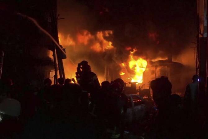 СМИ: число жертв пожара в жилом доме в столице Бангладеш возросло до 81
