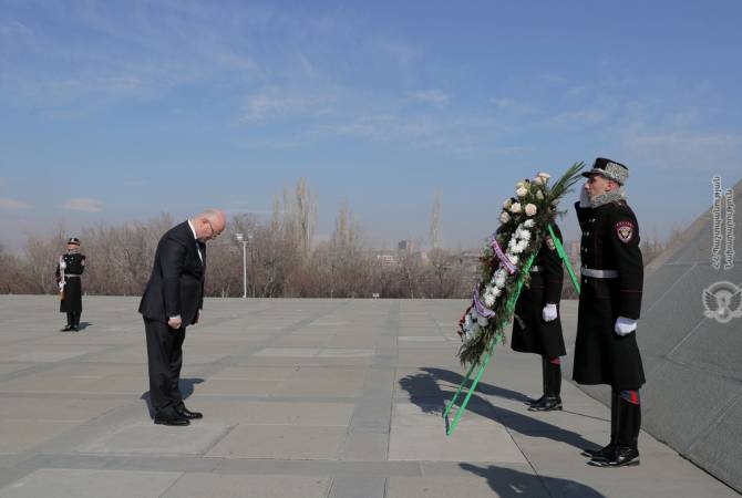 وزير دفاع جورجيا ليفان إيزوريا يزور النصب التذكاري تسيتسرناكابيرد بيريفان ويكرّم ذكرى ضحايا الإبادة 
الأرمنية