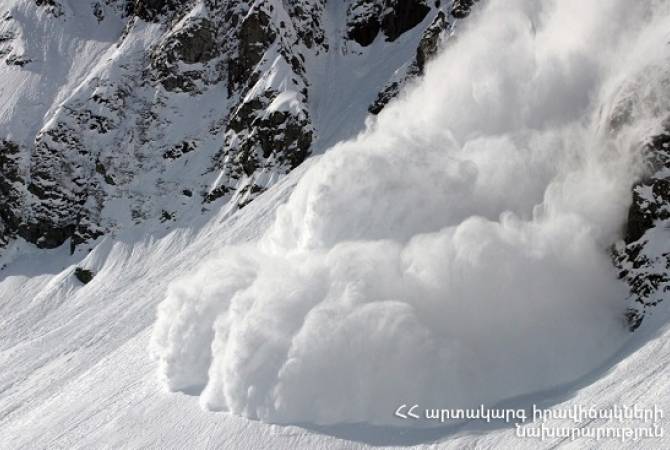 Французский гражданин остался под снежным завалом в горном курорте Агверан: 
спасатели отправились к месту происшествия