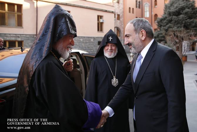 Le Premier ministre Nikol Pashinyan a accueilli le Catholicos de tous les Arméniens Garéguine II 
et le Catholicos de la Grande Maison de Cilicie Aram Ier
