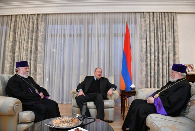 رئيس الجمهورية أرمين سركيسيان يستضيف قداسة كاثوليكوس عموم الأرمن كاريكين الثاني وقداسة 
كاثوليكوس بيت كيليكيا الكبير آرام الأول