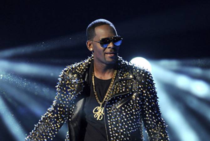 Inculpé pour pédophilie, le chanteur R. Kelly s’est livré vendredi soir à la police