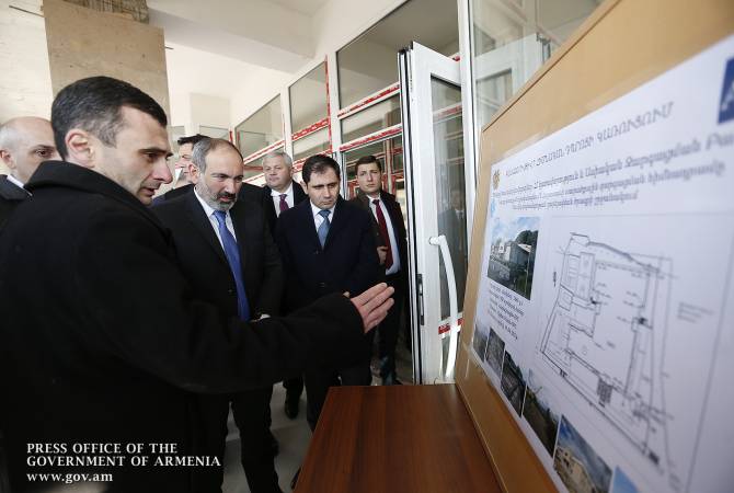Nikol Pashinyan a pris connaissance des travaux de construction de l'école secondaire N7 à 
Vanadzor