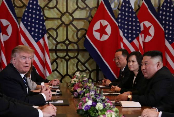 Дональд Трамп и Ким Чен Ын завершили переговоры в расширенном составе на саммите в 
Ханое