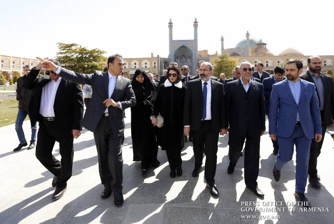 رئيس الوزراء الأرميني نيكول باشينيان يزور أصفهان مع مرافقة زوجته السيدة آنا هاكوبيان والوفد الحكومي 
بإطار الزيارة الرسمية لإيران