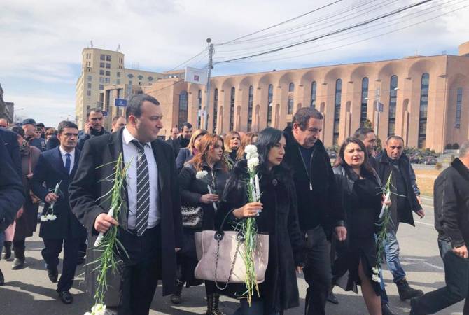 Prosperous Armenia party pays tribute to March 1 victims 