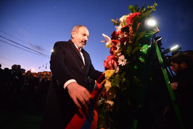 Մարտիմեկյան զոհերի հիշատակին վարչապետի գլխավորած երթն ավարտվեց 
Մյասնիկյանի արձանի մոտ