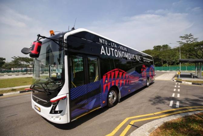 В Сингапуре представлен первый в мире беспилотный электрический автобус на 80 
пассажиров